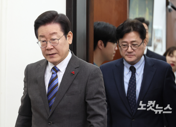 더불어민주당 이재명 대표와 홍익표 원내대표가 14일 국회에서 열린 최고위원회의에 참석하고 있다. 연합뉴스