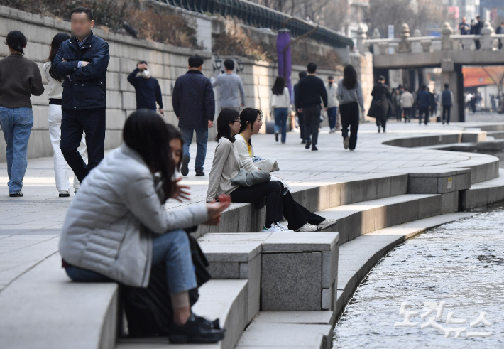 연일 포근한 날씨가 이어지고 있는 가운데 시민들이 산책을 하고 있다. 류영주 기자