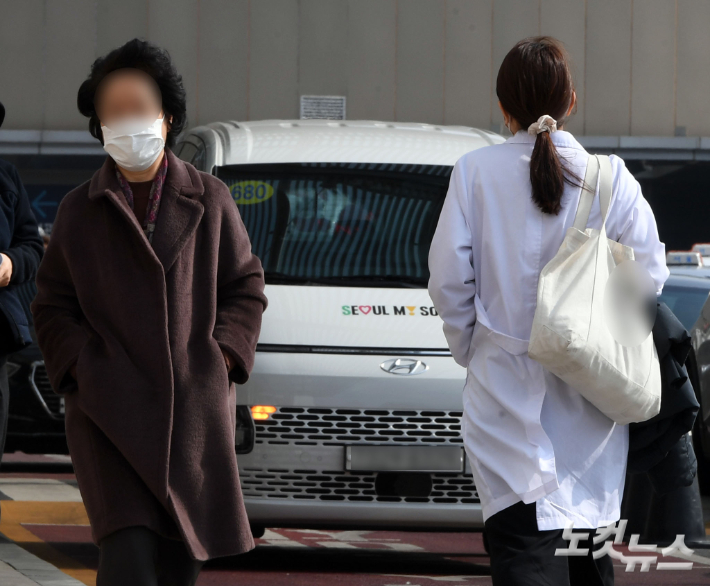 13일 서울의 한 대학 병원에서 한 의사가 걸어가고 있다. 황진환 기자
