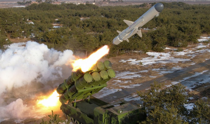 북한은 김정은 국무위원장이 지난 14일 새로 개발한 지상대해상 미사일 시험발사를 지도했다고 15일 밝혔다. 한국국방안보포럼 제공