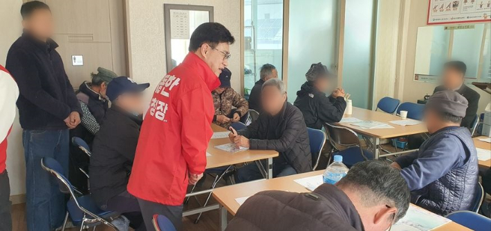 이동한 전 대전 중구청장 권한대행이 국민의힘의 당색(黨色)인 빨간 점퍼를 입고 있는 모습. 이동한 전 권한대행 SNS 캡처