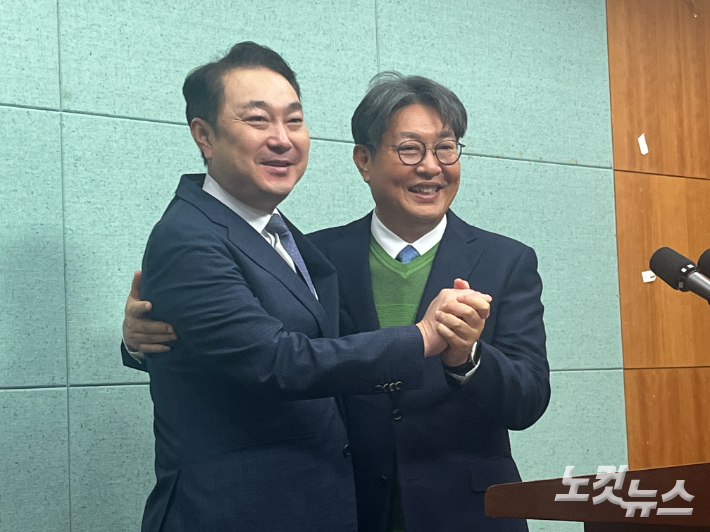 더불어민주당 익산갑 고상진 예비후보와 이춘석 예비후보. 남승현 기자