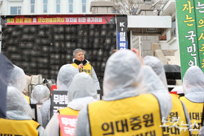 강원도의사회 회원 100여 명은 15일 오후 강원도청 앞에서 기자회견을 열고 "정부가 발표한 의대정원 2천 명 증원 추진을 즉각 철회하라"고 촉구했다. 구본호 기자