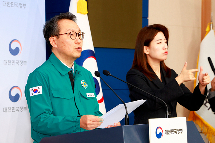 박민수 보건복지부 2차관이 15일 오전 정부세종청사에서 의사 집단행동 중앙사고수습본부 정례 브리핑을 하고 있다. 보건복지부 제공