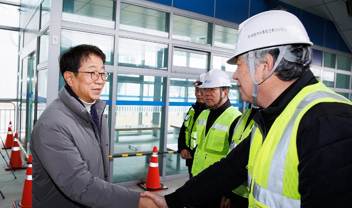 박상우 국토교통부 장관이 지난 2일 대구 서구 서대구역의 대구권 광역철도 건설 사업 현장을 찾아 관계자들과 인사하고 있다. 연합뉴스