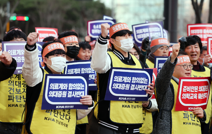 '의대 증원 정책 반대'     (광주=연합뉴스) 정다움 기자 = 15일 오후 광주 서구 치평동 국민의힘 광주시당 당사 앞에서 광주시의사회·전남도의사회 관계자들이 의대 정원 증원 정책 규탄 궐기대회를 열고 있다. 2024.2.15     daum@yna.co.kr (끝)   연합뉴스