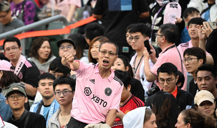 지난 4일 홍콩에서 열린 인터 마이애미와 홍콩 대표팀과의 축구 친선경기에 리오넬 메시가 출전하지 않자 한 팬이 야유를 보내는 모습. 연합뉴스