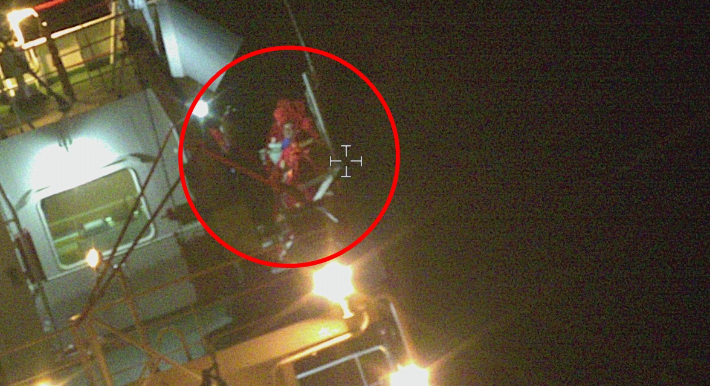 사고 당시 구조를 기다리는 선원들. 서귀포해양경찰서 제공