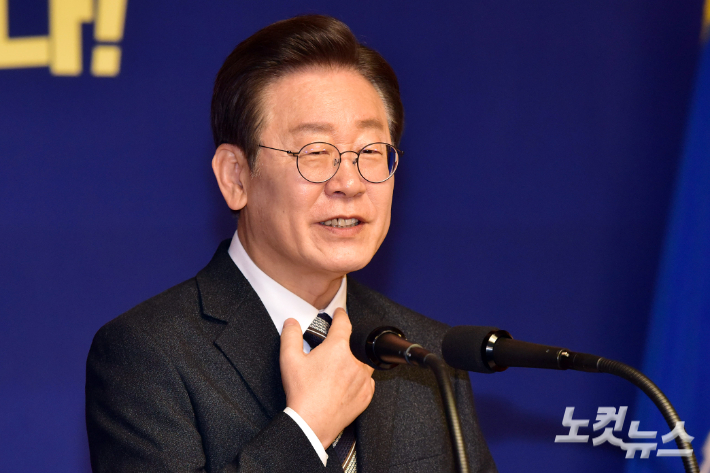 더불어민주당 이재명 대표가 31일 서울 여의도 국회 사랑재에서 가진 2024 신년 기자간담회에서 '가덕도 방문 중 피습'을 받을 것과 관련 취재진의 질문을 받으며 상처 부위를 만지고 있다. 윤창원 기자