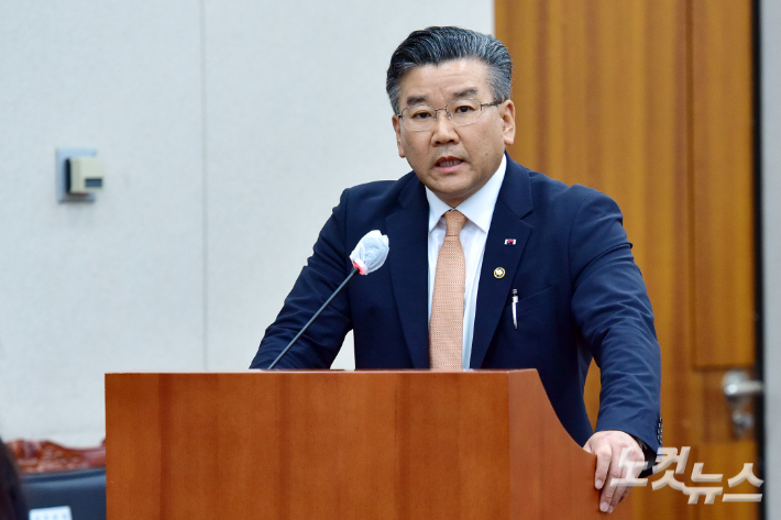 29일 서울 여의도 국회에서 열린 법제사법위원회 전체회의에서 유병호 감사원 사무총장이 더불어민주당 김의겸 의원의 질의에 답변을 하고 있다. 윤창원 기자