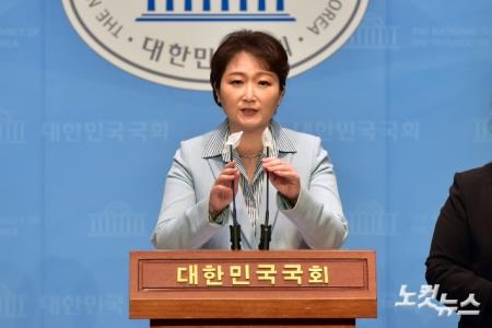 이언주 전 의원이 16일 서울 여의도 국회 소통관에서 더불어민주당 복당 관련 기자회견을 하고 있다.