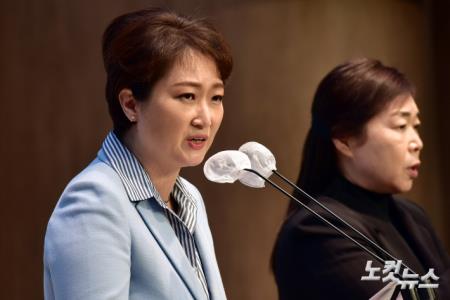 이언주 전 의원이 16일 서울 여의도 국회 소통관에서 더불어민주당 복당 관련 기자회견을 하고 있다.