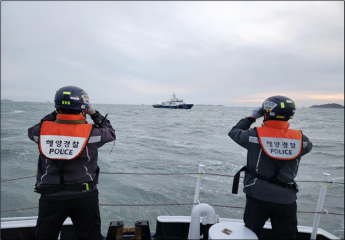 지난 15일 전남 해남군 해상에서 6톤급 양식장 관리선인 A호가 전복돼 완도해경이 수색 작업을 벌이고 있다. 전남완도해양경찰서 제공