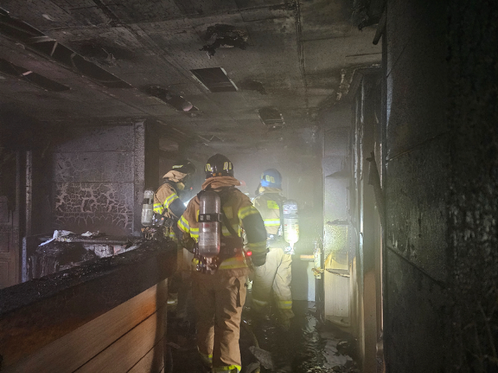 16일 오후 울산시 남구의 한 건물에서 불이 나 소방대원들이 현장을 수습하고 있다. 울산소방본부 제공