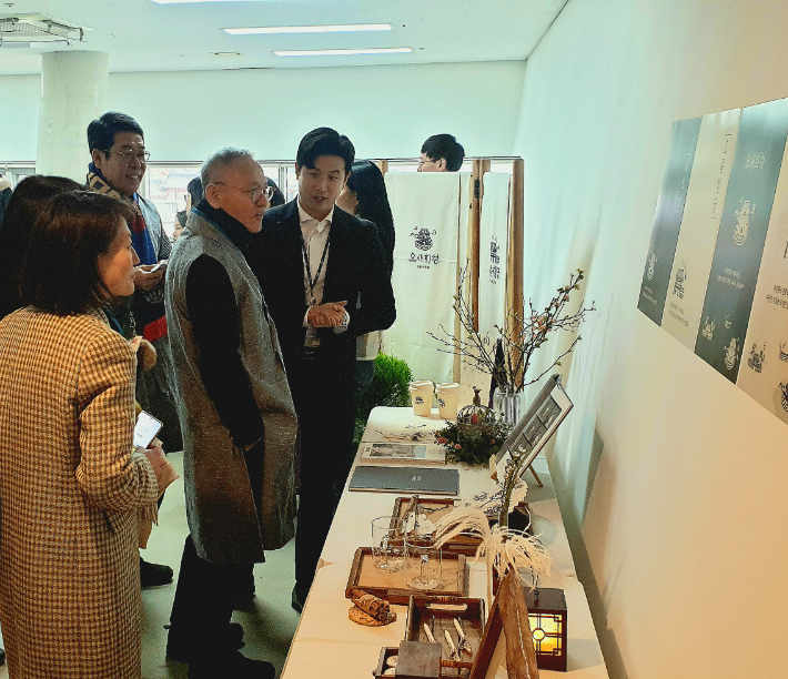 문화체육관광부 유인촌 장관이 지난 7일 '로컬100 보러 로컬로' 캠페인 세 번째 편 '케이(K)-수원, 로컬100으로 즐기다' 현장을 방문했다. 수원특례시청 제공