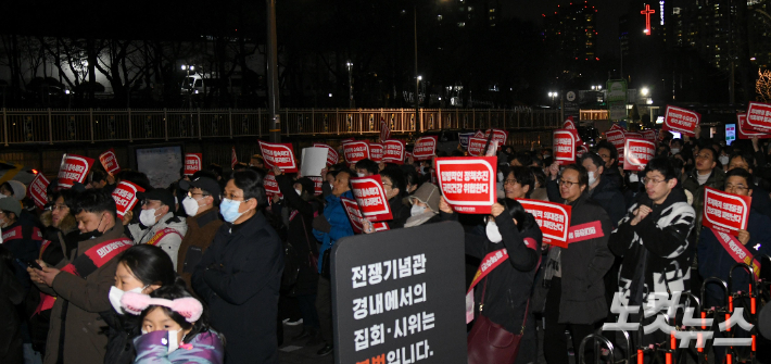 대한의사협회 산하 서울시의사회 회원들이 지난 15일 서울 용산구 대통령실 앞에서 열린 정부의 의대증원 방침 반대 궐기대회에서 피켓을 들고 있다. 박종민 기자