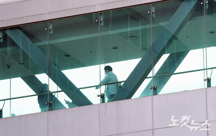 서울의 한 대학 병원에서 한 의사가 걸어가고 있다. 황진환 기자