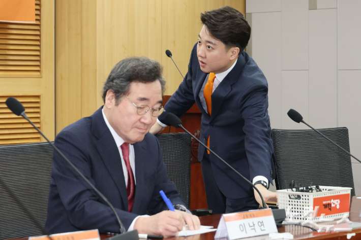 이준석(오른쪽)·이낙연 개혁신당 공동대표. 윤창원 기자