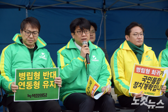 녹색정의당 김준우 공동대표가 5일 서울 여의도 국회 본청 앞에 마련된 선거제 병립형 퇴행 반대!·연동형 유지! 농성장에서 열린 상무위원회에서 발언을 하고 있다. 윤창원 기자