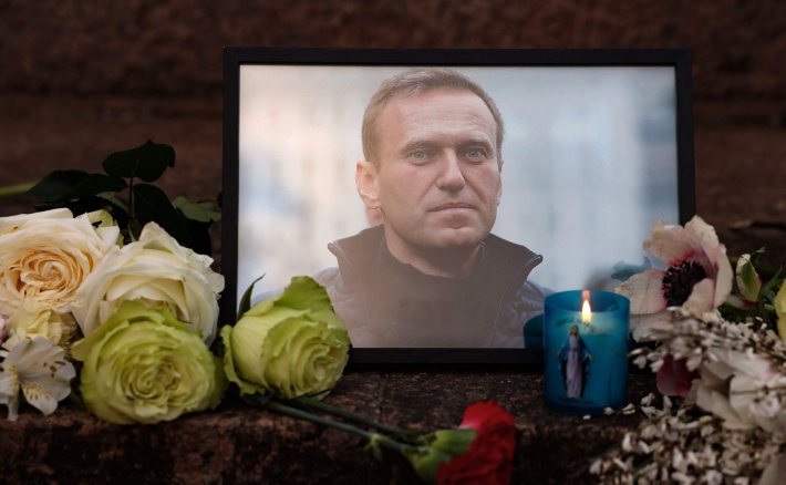 16일(현지시간) 프랑스 파리에 마련된 알렉세이 나발니 추모 공간. 러시아 야권 운동가 나발니는 이날 러시아 시베리아 교도소에서 사망했다. 연합뉴스