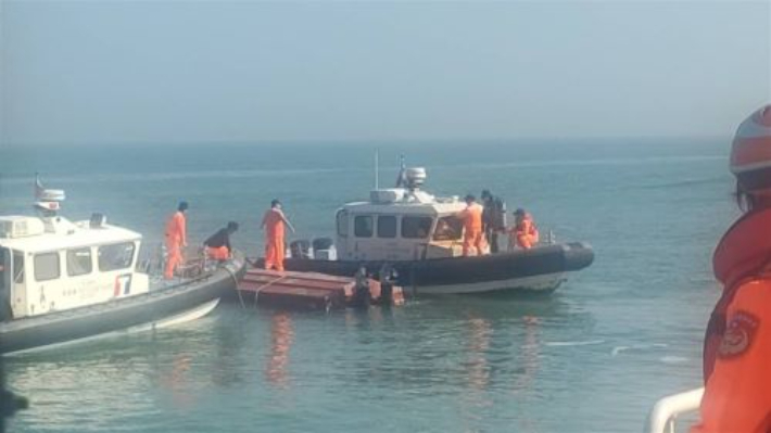 전복된 중국 어선 관련 사고 수습하는 대만 해경. 연합뉴스 