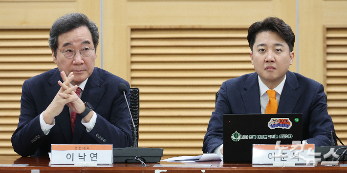 이준석(오른쪽)·이낙연 개혁신당 공동대표. 윤창원 기자
