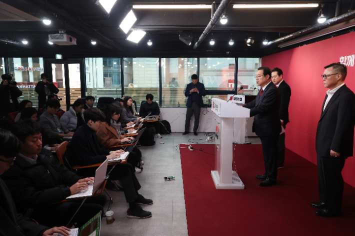 국민의힘 정영환 공천관리위원장이 지난 18일 여의도 당사에서 5일차 면접 결과를 발표하는 모습. 연합뉴스