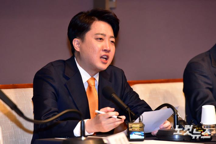 관훈토론회 발언하는 이준석 공동대표