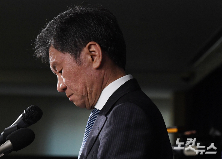 정몽규 대한축구협회장이 16일 오후 서울 종로구 축구회관에서 브리핑을 갖고 클린스만 감독의 경질을 발표하고 있다. 황진환 기자