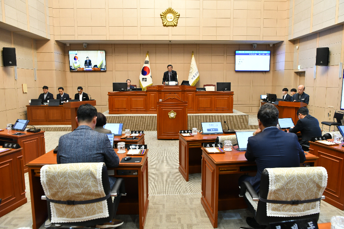 이재학 의장이 새해 첫 임시회 개회에서 발언하고 있다. 고흥군의회 제공