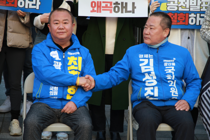 민주당 경선 탈락에 반발하는 최치현 후보와 김성진 후보가 17일 민주당 광주시당 앞에서 삭발을 했다. 김성진 후보 제공