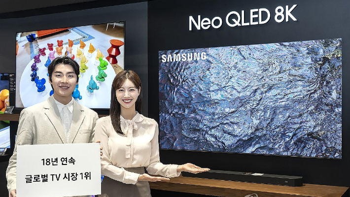 삼성전자가 글로벌 TV 시장에서 2006년 첫 글로벌 1위 달성 이후 18년 연속 1위를 달성하는 쾌거를 이루었다고 19일 밝혔다. 사진은 삼성전자 모델이 18년 연속 글로벌 TV 시장 1위를 달성한 삼성전자의 TV 제품들을 선보이는 모습. 연합뉴스