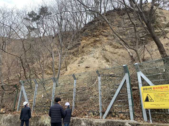 경주시가 해빙기 취약시설을 대상으로 안전점검을 실시하고 있다. 경주시 제공