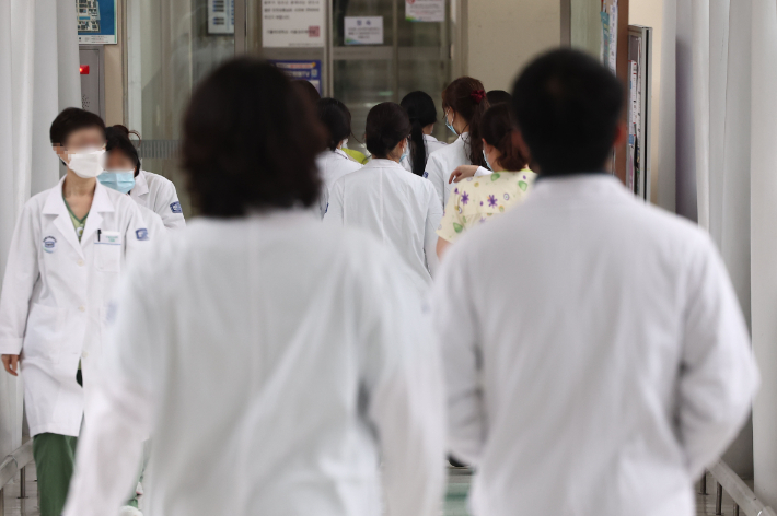 이른바 '빅5' 병원의 전공의들이 집단으로 사직서를 제출하기로 한 가운데 19일 서울의 한 대학 병원에서 의료진이 걸아가고 있다. 연합뉴스