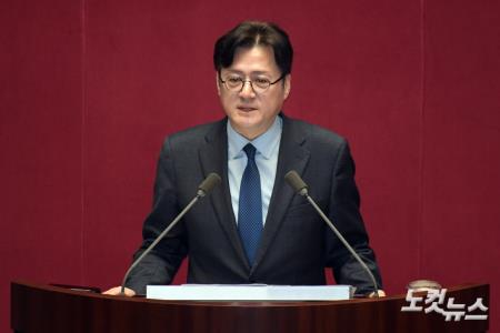 교섭단체대표연설하는 홍익표 원내대표