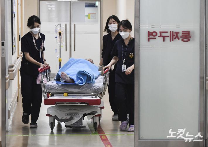 국군수도병원 응급실로 이송되는 민간인 환자