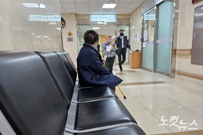 전북 전주의 전북대병원에서 진료를 기다리는 환자 모습. 김대한 기자