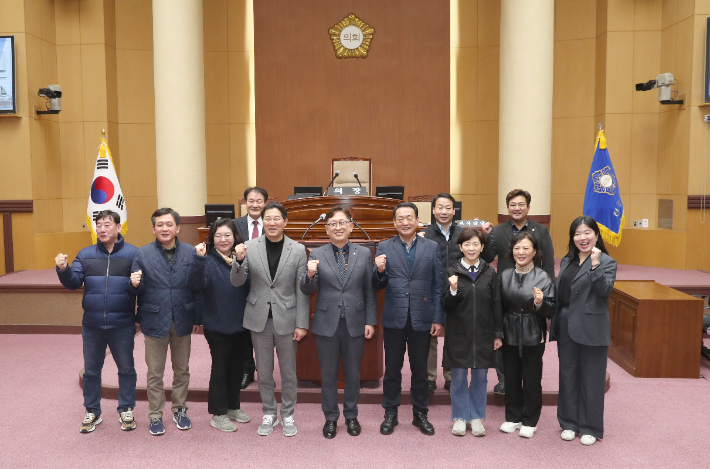 20일 전주시의회를 찾은 서울 중구와 부산 중구의회 의원들이 이기동 전주시의회의장과 기념촬영을 하고 있다. 전주시의회 제공