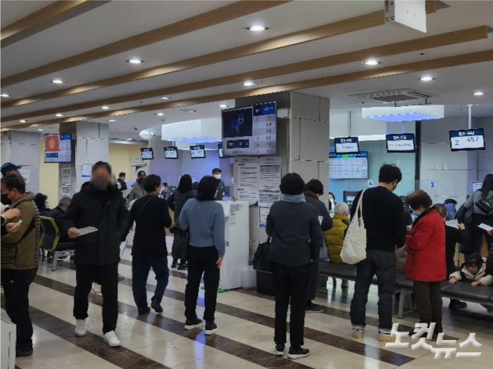 20일 부산지역을 포함한 전국 전공의가 파업한 가운데 부산대학교 병원이 환자로 붐비는 모습. 정혜린 기자