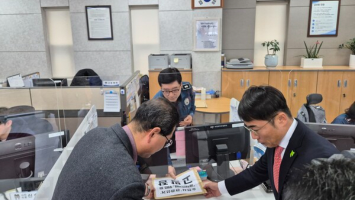 소병철‧손훈모 예비후보 캠프 관계자는 20일 특정후보에 대한 '선거법 위반' 고발장을  전남경찰청에 제출했다. 소병철 의원실 제공   