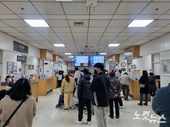 전공의 사직 첫날인 20일 아주대병원을 찾은 환자들이 자신의 진료 순서를 기다리고 있다. 정성욱 기자