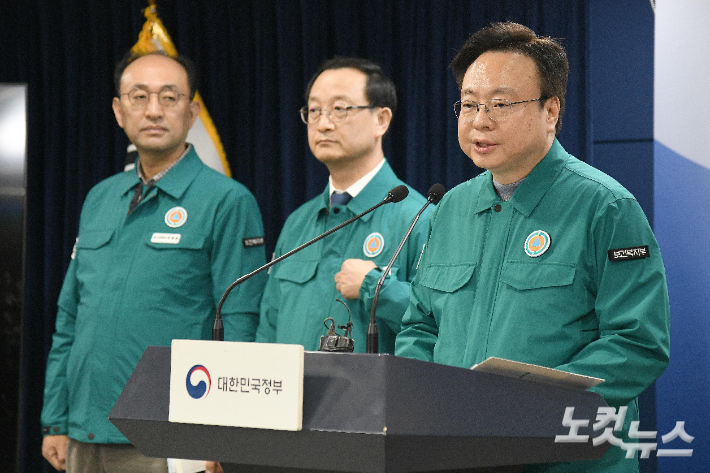 조규홍 보건복지부 장관이 18일 오후 정부서울청사에서 한덕수 국무총리의 의대정원 증원 필요성 및 의사 집단행동 관련 대국민 담화 발표 뒤 질의응답을 하고 있다. 박종민 기자