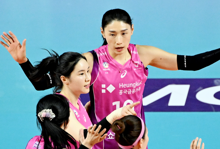 환호하는 흥국생명 김연경과 김다솔. KOVO 제공