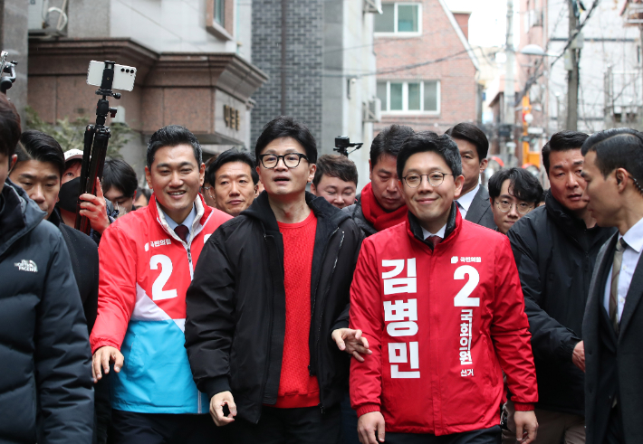 골목길 CCTV 살펴보는 한동훈 비대위원장     (서울=연합뉴스) 신준희 기자 = 국국민의힘 한동훈 비상대책위원장이 20일 당 10호 공약 발표를 위해 광진구 화양동 소재 CCTV 관제센터로 걸어가며 골목길 CCTV를 점검하고 있다. 2024.2.20 [공동취재]     hama@yna.co.kr (끝)   연합뉴스