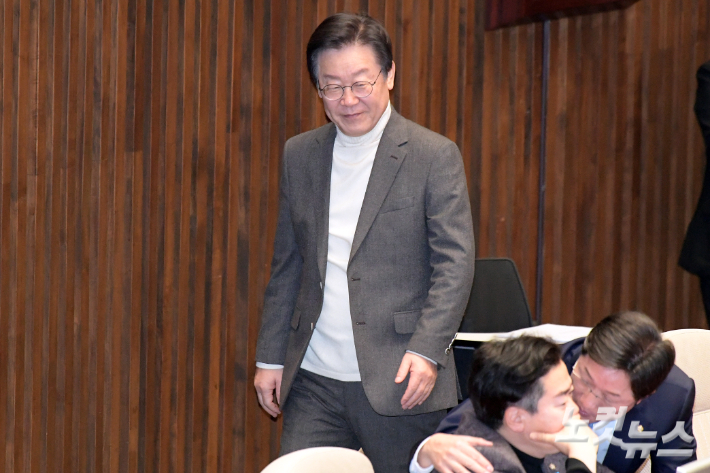 이재명 더불어민주당 대표가 20일 서울 여의도 국회에서 열린 제413회국회(임시회) 제2차 본회의에 참석하고 있다. 윤창원 기자