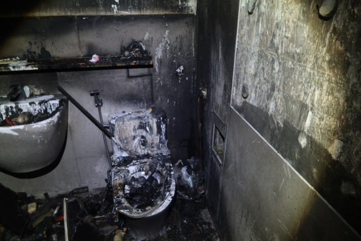 부산 남구 용호동의 한 아파트에서 난 화재로 건물 내부가 검게 그을린 모습. 부산소방재난본부 제공 