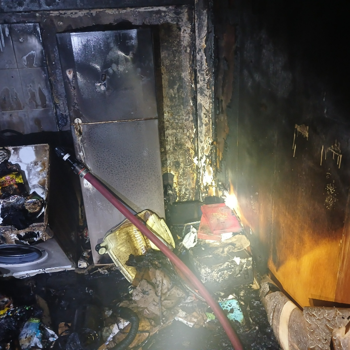 21일 오전 3시 10분쯤 부산 중구 남포동의 한 상가주택에서 불이 났다. 부산소방재난본부 제공 