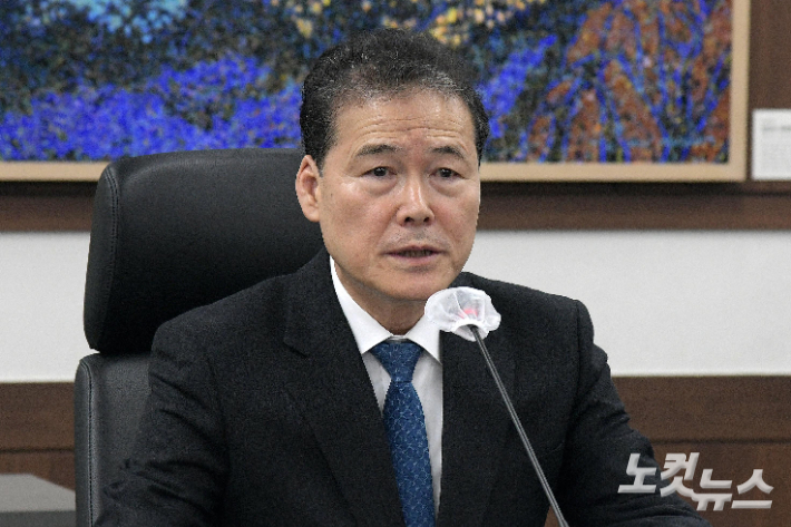 김영호 통일부 장관이 29일 서울 종로구 통일부 대회의실에서 열린 '북한이탈주민의 날' 제정 관련 민간단체 간담회에서 모두발언을 하고 있다. 박종민 기자