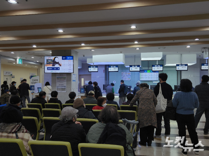 20일 부산지역을 포함한 전국 전공의가 파업한 가운데 부산대학교 병원이 환자로 붐비는 모습. 정혜린 기자