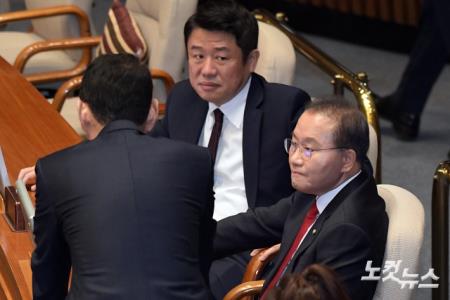 의원드과 대화하는 윤재옥 원내대표